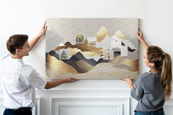 Bilder mit Korkrückwand goldene Berge vor grauem Hintergrund