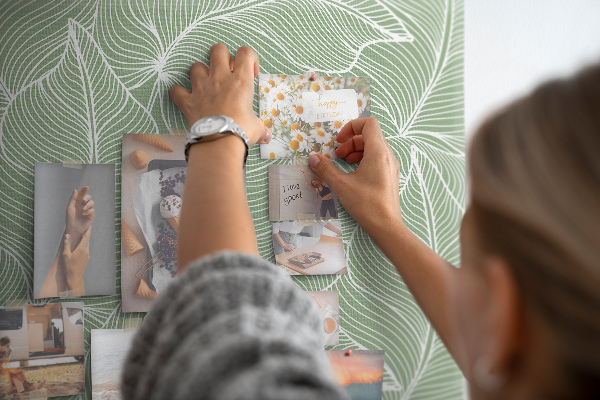 Bild mit Korkrückwand Blattmuster mit feinen Linien