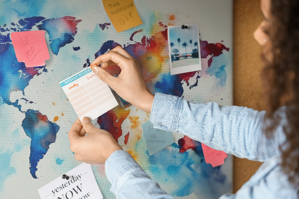 Pinnwand aus Kork mit buntem Aquarell-Weltkartenmotiv