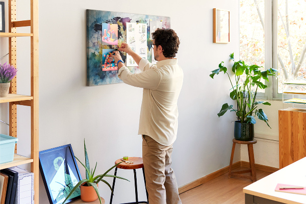 Weltkarte im Aquarellstil mit Korkrückwand