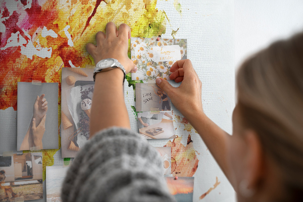 Bunte Aquarell-Weltkarte mit Korkrückwand