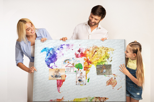 Bunte Aquarell-Weltkarte mit Korkrückwand