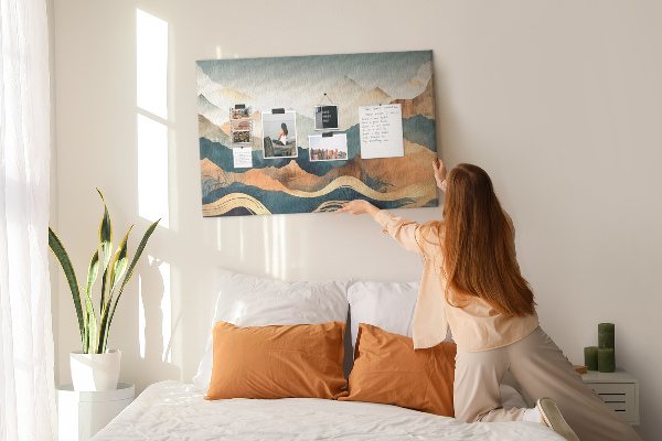 Kork-Pinnwand mit Motiv einer Berglandschaft in gedeckten Farben