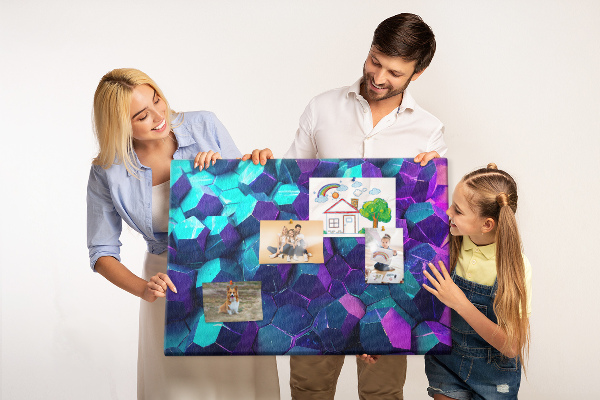 Kork-Pinnwand mit geometrischen Strukturen in Violetttönen