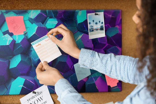 Kork-Pinnwand mit geometrischen Strukturen in Violetttönen