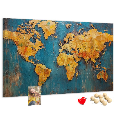 Korktafel mit Weltkarte in warmen Brauntönen