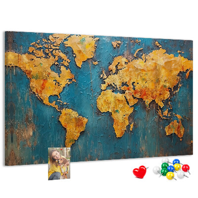 Korktafel mit Weltkarte in warmen Brauntönen