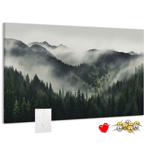 Kork-Pinnwand mit nebelverhangenem Bergpanorama und Kiefernwald