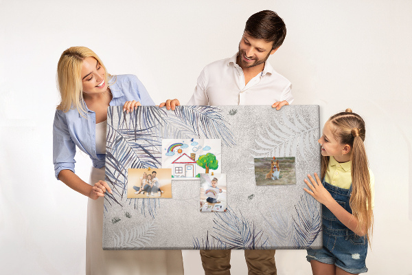 Korktafel zarte Blätter auf grauem Hintergrund