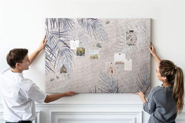 Korktafel zarte Blätter auf grauem Hintergrund
