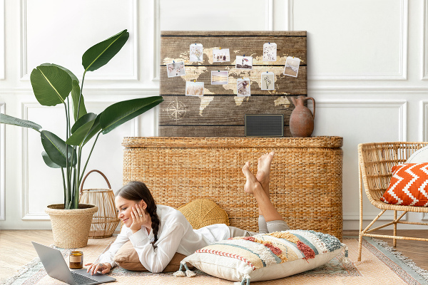 Weltkarte mit Korkrückwand auf einem Hintergrund aus Holzbrettern