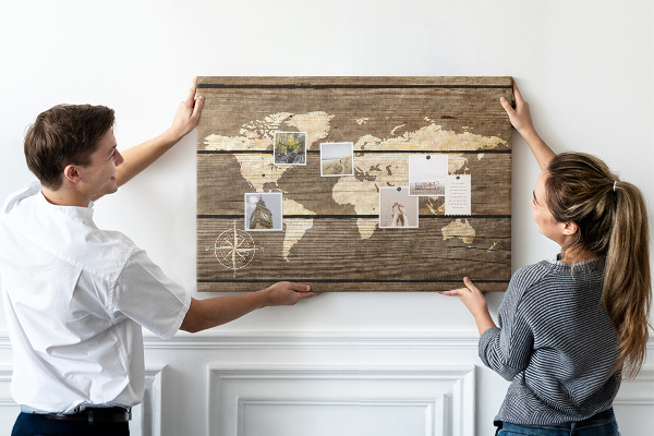 Weltkarte mit Korkrückwand auf einem Hintergrund aus Holzbrettern