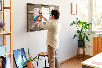 Weltkarte mit Korkrückwand auf einem Hintergrund aus Holzbrettern