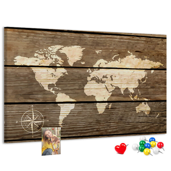 Weltkarte mit Korkrückwand auf einem Hintergrund aus Holzbrettern