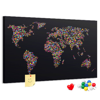 Korktafel mit bunter Weltkarte und Herzen
