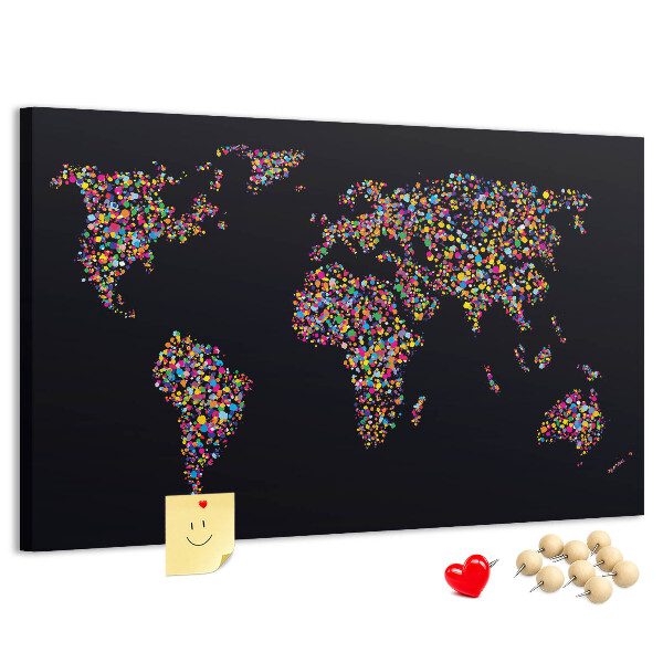 Korktafel mit bunter Weltkarte und Herzen