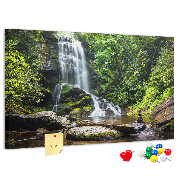 mit Motiv Wasserfall in einem grünen Bergwald