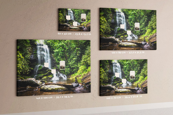 Pinnwand aus Kork mit Motiv Wasserfall in einem grünen Bergwald