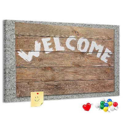 Willkommensschild aus Holz mit Korkbild-Inschrift