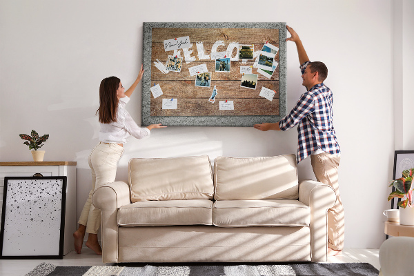 Willkommensschild aus Holz mit Korkbild-Inschrift
