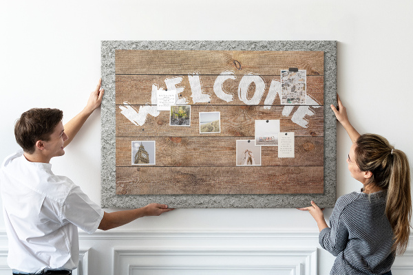 Willkommensschild aus Holz mit Korkbild-Inschrift