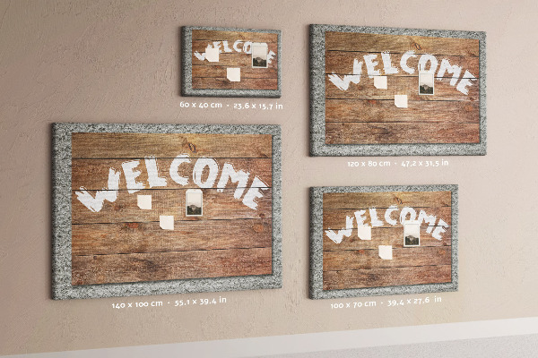 Willkommensschild aus Holz mit Korkbild-Inschrift