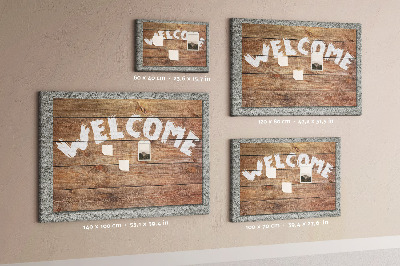 Willkommensschild aus Holz mit Korkbild-Inschrift