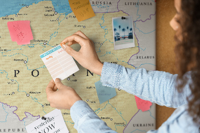Korktafel mit einer Karte von Polen und hervorgehobenem Warschau
