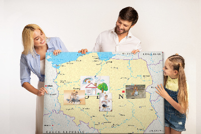 Korktafel mit einer Karte von Polen und hervorgehobenem Warschau