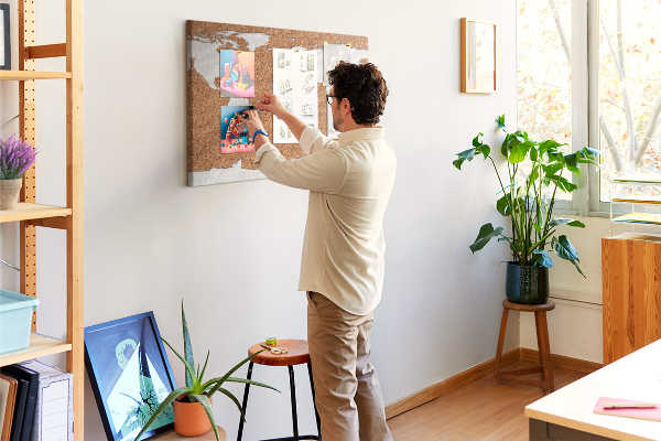 Weltkarte aus Kork zum Anstecken mit Korkrückwand