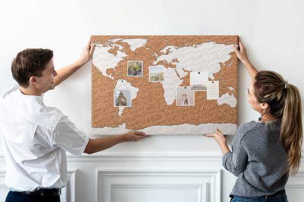 Weltkarte aus Kork zum Anstecken mit Korkrückwand
