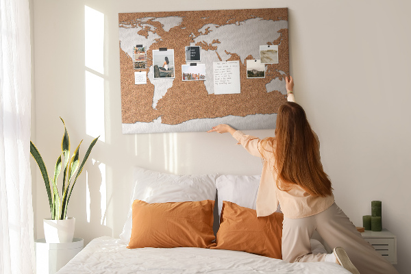 Weltkarte aus Kork zum Anstecken mit Korkrückwand