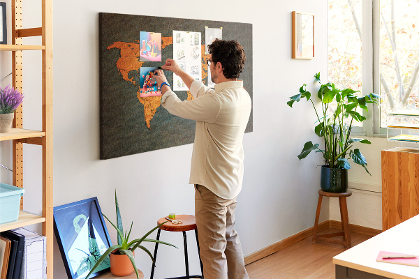 Korktafel mit Motiv einer antiken Weltkarte in Brauntönen