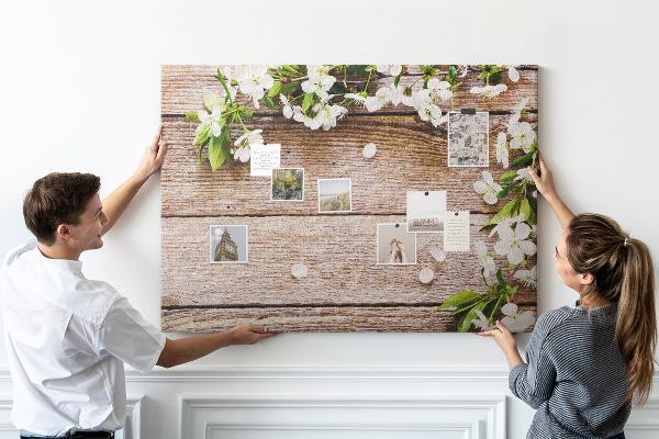 Korkbild mit Blumen auf einem Holzbrett-Hintergrund