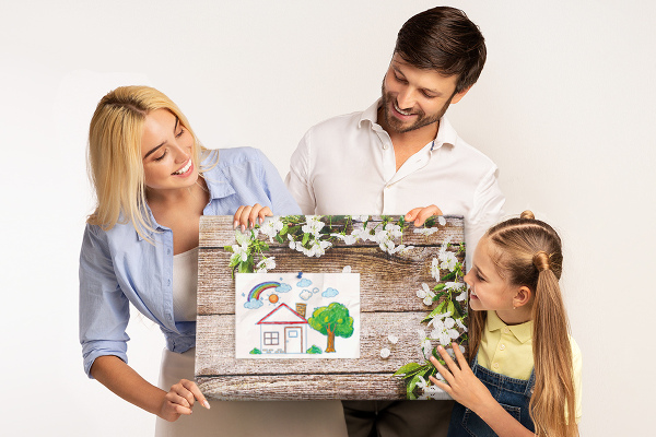 Korkbild mit Blumen auf einem Holzbrett-Hintergrund