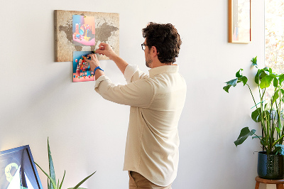 Weltkarte mit Korkrückwand in Brauntönen