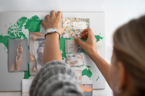 Korktafel mit Motiv einer grünen Aquarell-Weltkarte