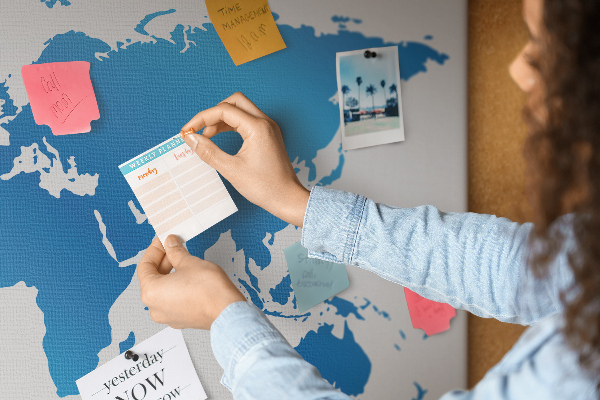 Weltkarte auf Korkrückwand blaue Weltkarte auf weißem Hintergrund
