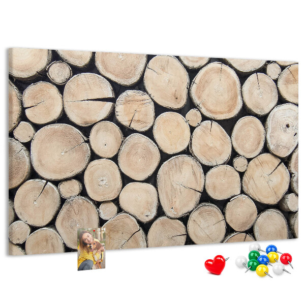 Korktafel mit Hintergrund aus natürlichen Holzkreisen