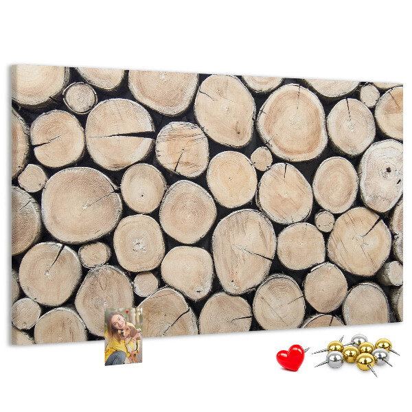 Korktafel mit Hintergrund aus natürlichen Holzkreisen