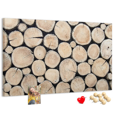 Korktafel mit Hintergrund aus natürlichen Holzkreisen