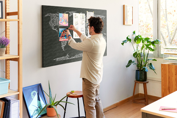 Weltkarte mit Korkrückwand in Textform