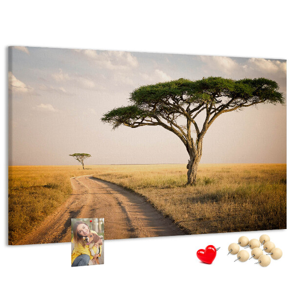 Korktafel mit afrikanischer Landschaft und Baum