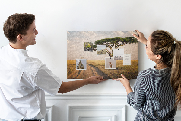 Korktafel mit afrikanischer Landschaft und Baum