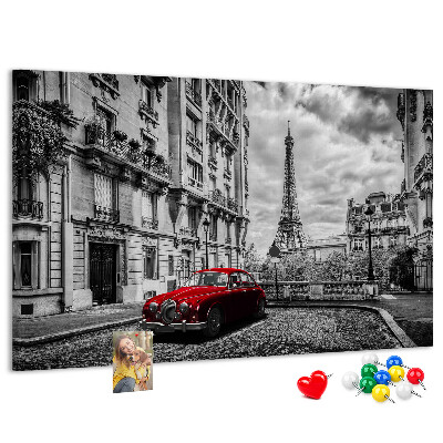 Korkbild rotes Auto vor der Kulisse von Paris