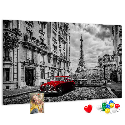 Korkbild rotes Auto vor der Kulisse von Paris