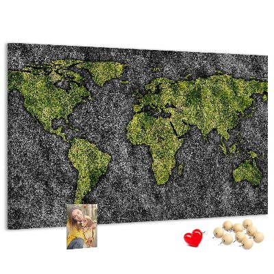 Korktafel mit grüner Weltkarte auf grauem Hintergrund