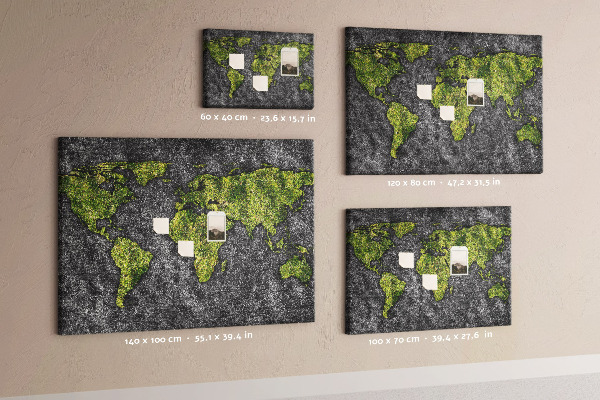 Korktafel mit grüner Weltkarte auf grauem Hintergrund
