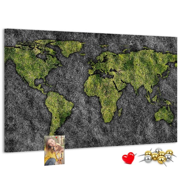 Korktafel mit grüner Weltkarte auf grauem Hintergrund