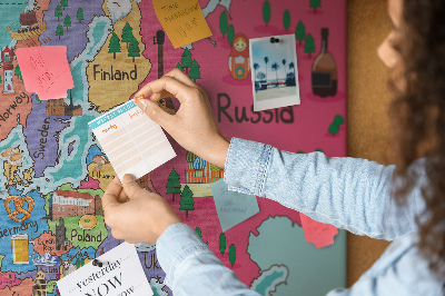 Bunte Europakarte mit Ländernamen auf Korkrückwand